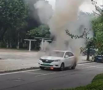 近日,一辆力帆电动汽车着火燃烧