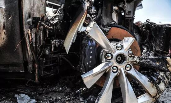 2017年6月,山东日照一辆特斯拉撞击护栏后发生火灾