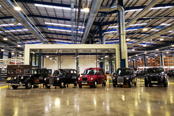 英国历代经典黑色出租车(白天行摄)