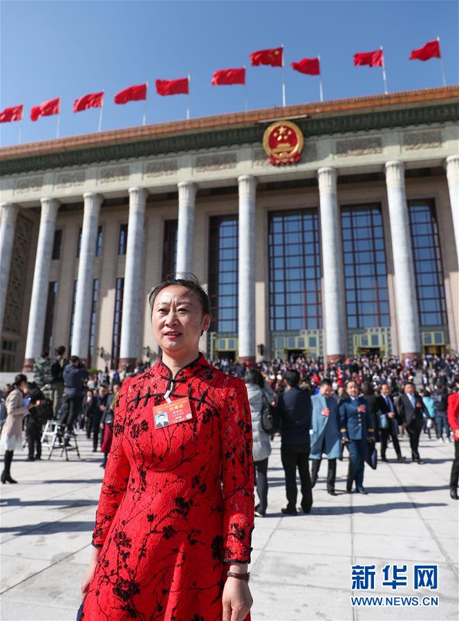 （两会·图片故事）（2）全国人大代表谢金红：把乘客当做家人