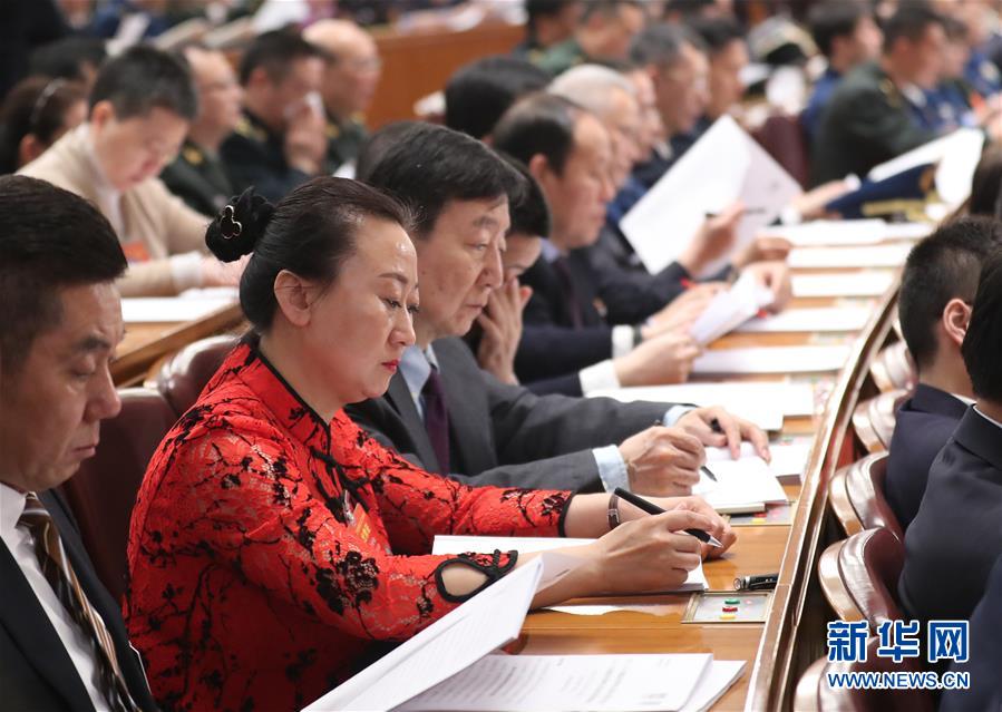 （两会·图片故事）（1）全国人大代表谢金红：把乘客当做家人