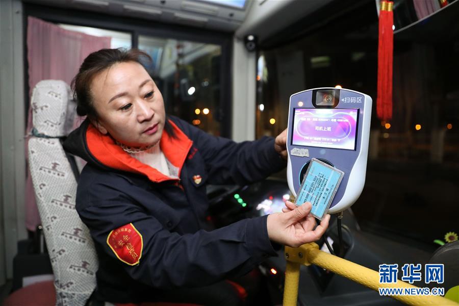 （两会·图片故事）（10）全国人大代表谢金红：把乘客当做家人