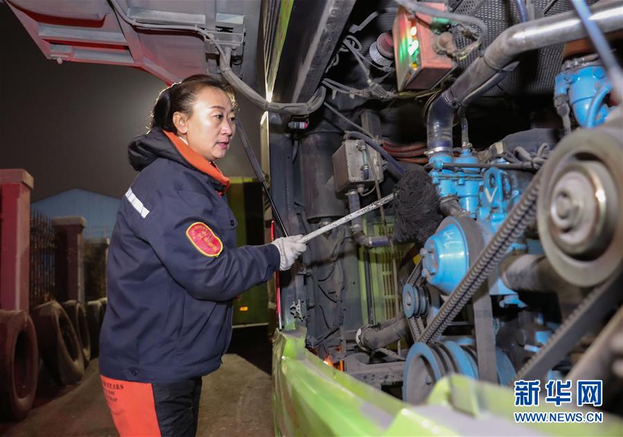 （两会·图片故事）（8）全国人大代表谢金红：把乘客当做家人