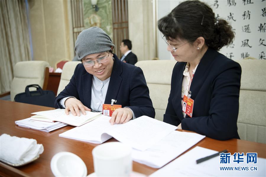 （两会·图片故事）（3）全国人大代表马慧娟：关注贫困地区成年人文化教育