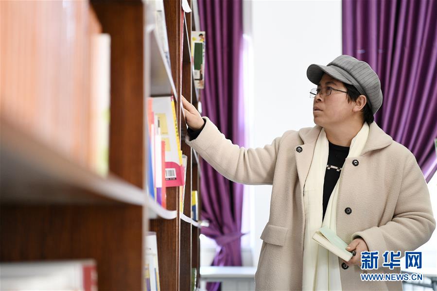 （两会·图片故事）（6）全国人大代表马慧娟：关注贫困地区成年人文化教育