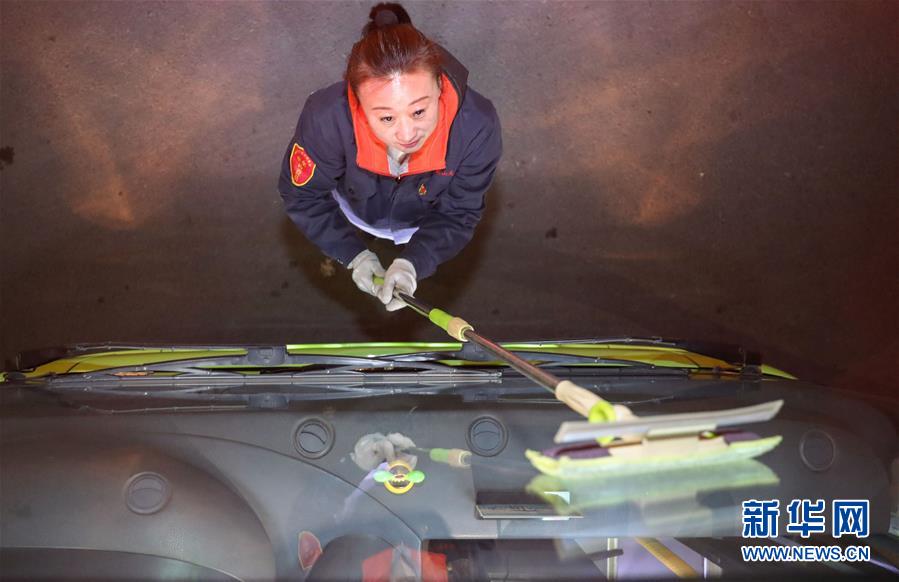 （两会·图片故事）（9）全国人大代表谢金红：把乘客当做家人