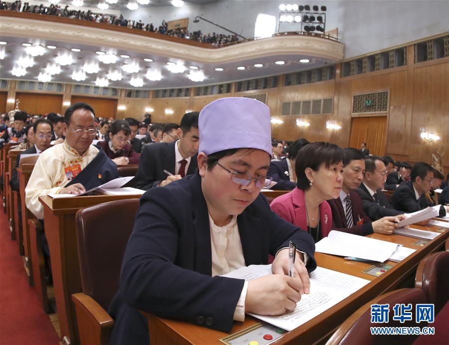 （两会·图片故事）（1）全国人大代表马慧娟：关注贫困地区成年人文化教育