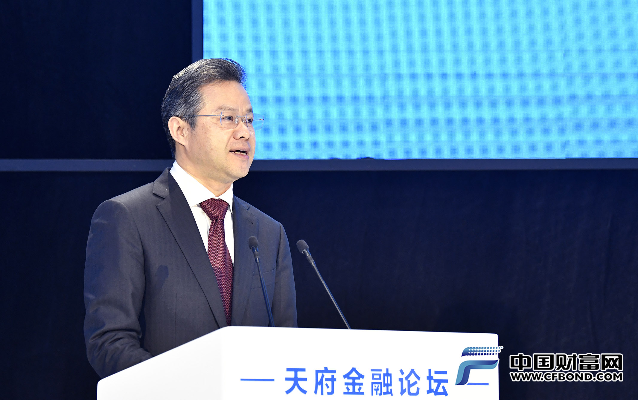 主持人：四川省政协副主席、省地方金融监管局局长欧阳泽华
